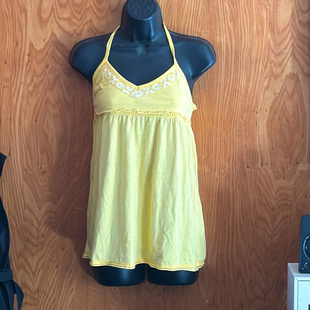 Yellow Volcom Tie neck halter top. V neck. Cute crochet floral pattern women’s m